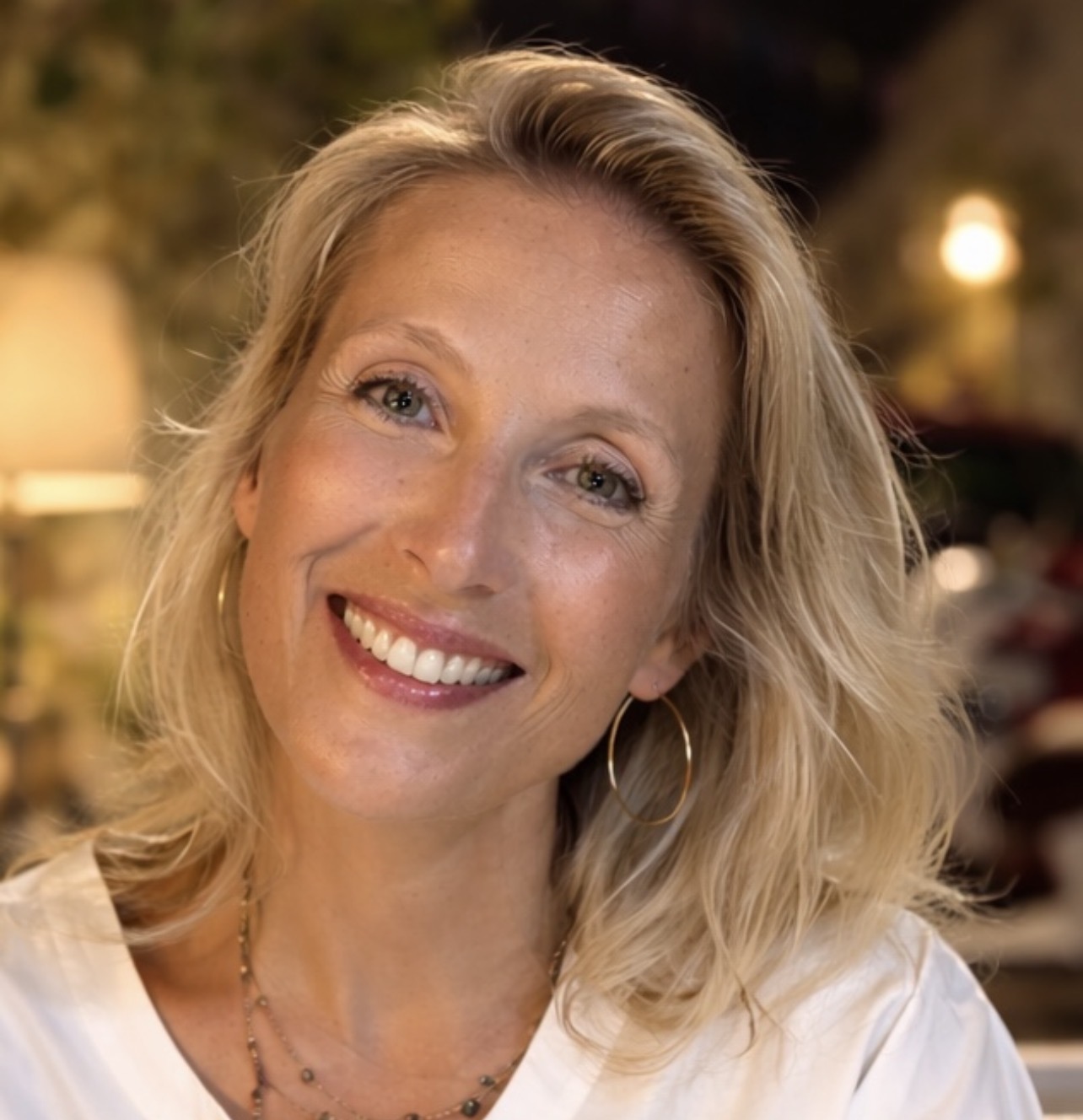 Portret van Donna Slotboom, rouw- en verliesbegeleider bij Praktijk Hartzeer